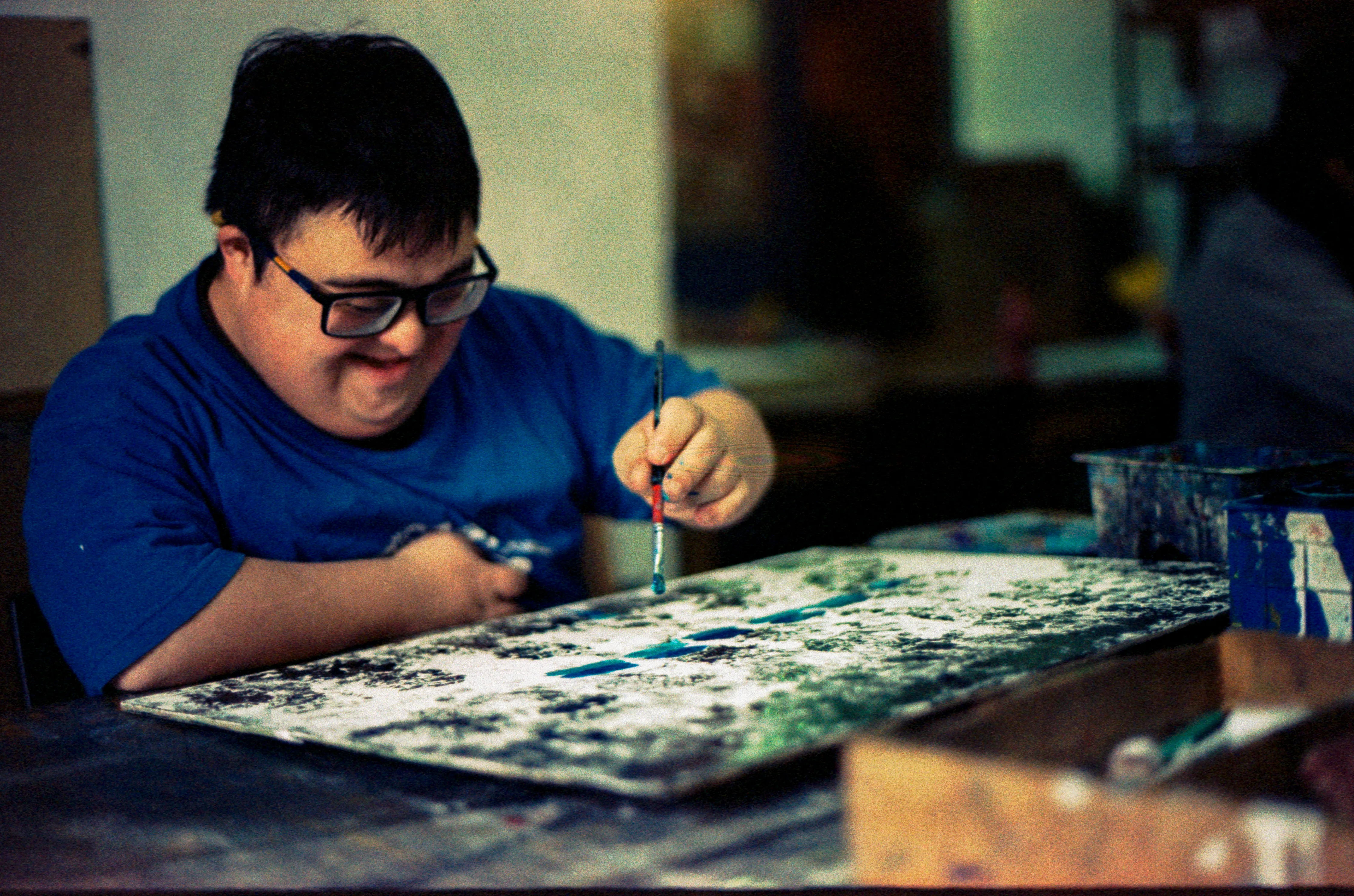 Estudiantes de Cre Arte durante una clase de pintura