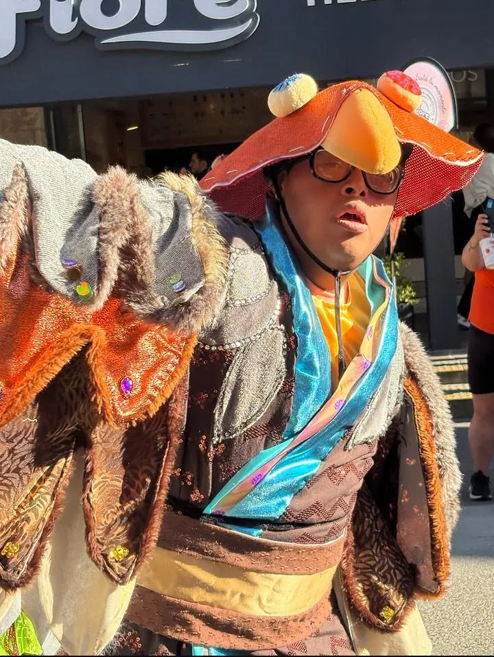 Personas trabajando juntas en actividades artísticas de Cre Arte