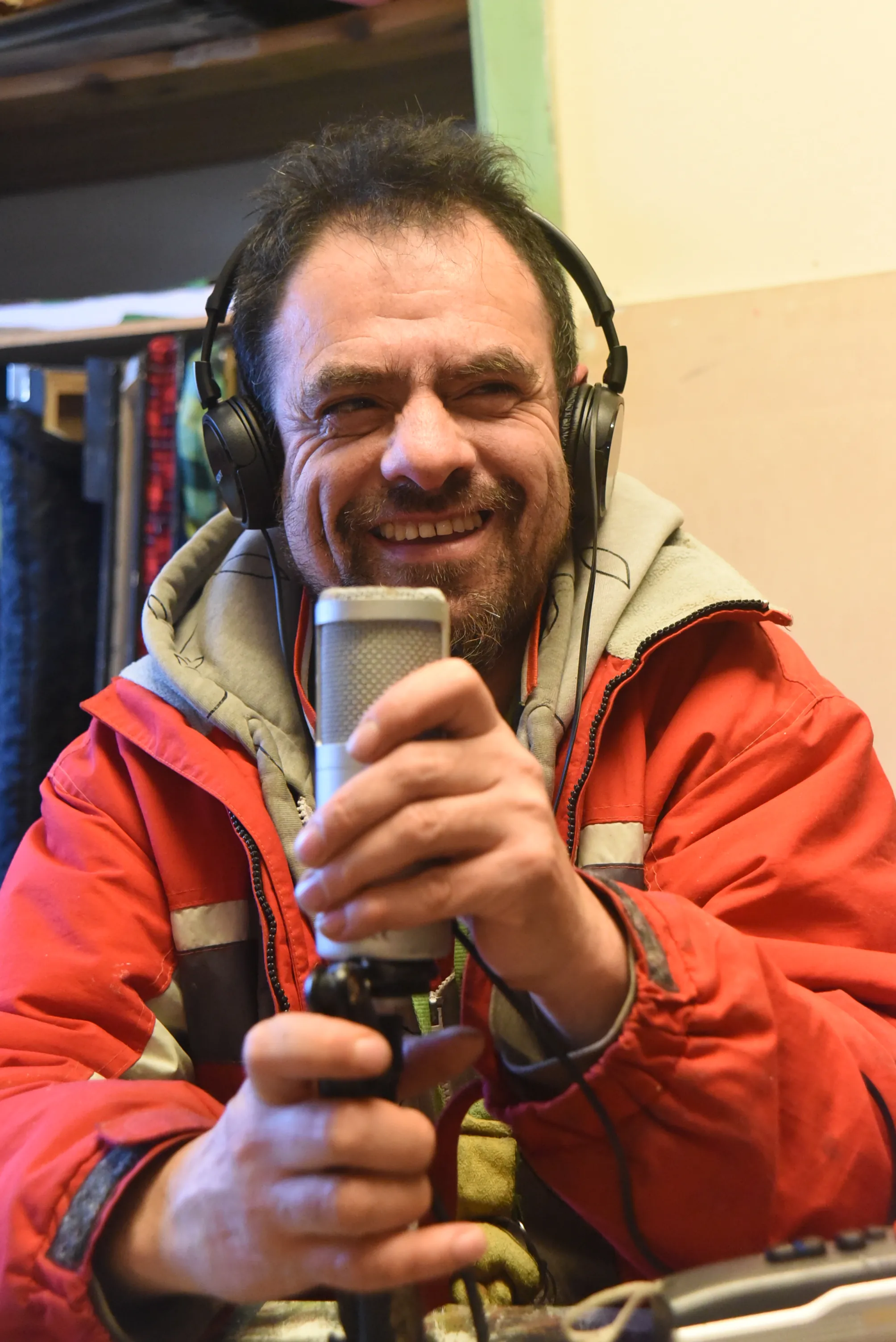 Persona creando arte en un taller de Cre Arte